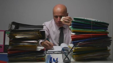 Hasret bir sandviç yeme işadamı ve Arşiv odasında gündemi yazmak