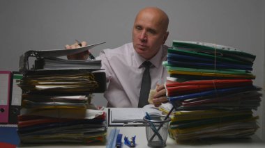 İş adamı kontrol belgeleri arşivlemek ve bir sandviç yemek