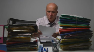 Muhasebe belgeleri kontrol Arşiv odasında işadamı