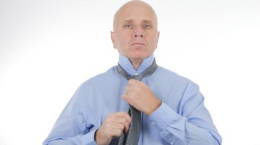 İşadamı görüntü onun Knot kravat ve gömlek düzenlenmesi