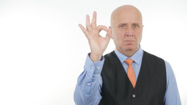 Kendine güvenen işadamı yapmak Ok el jestleri iyi iş işareti