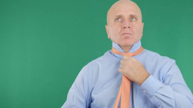 Yöneticisi kravatını düzenlenmesi arka planda yeşil ekran ile