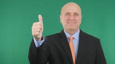 İşadamı gülümseme ve başparmak yukarıya el jestleri iyi iş işareti yapmak