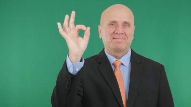 Prezentabl Yöneticisi gülümseme ve yapmak Ok el hareketleri