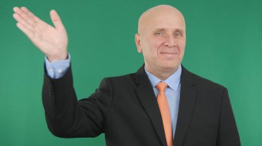 Mutlu işadamı gülümseme ve selam el hareketleri hoş geldiniz Hacerül-