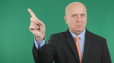 Kendinden emin ve ciddi bir işadamı yapmak Hayır el jestleri dikkat işareti