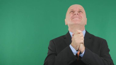 Mutlu işadamı ararken zafer el hareketleri yapmak