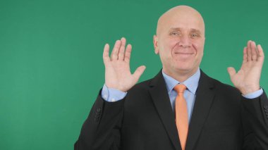 Mutlu işadamı yapmak iki elle Yukarı Ok işareti