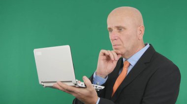 Çalışma ve dalgın bir dizüstü bilgisayar arayan işadamı görüntüsü