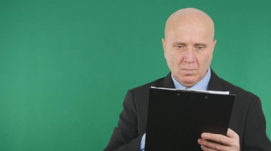 Bakarak ve bir Pano'da yazarak emin işadamı