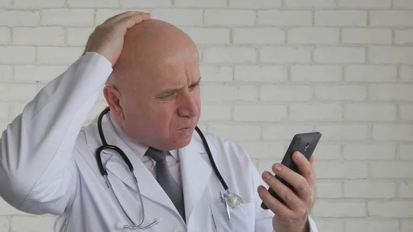 Разочарованный доктор делает нервные жесты Чтение плохих новостей на смартфоне — стоковое фото