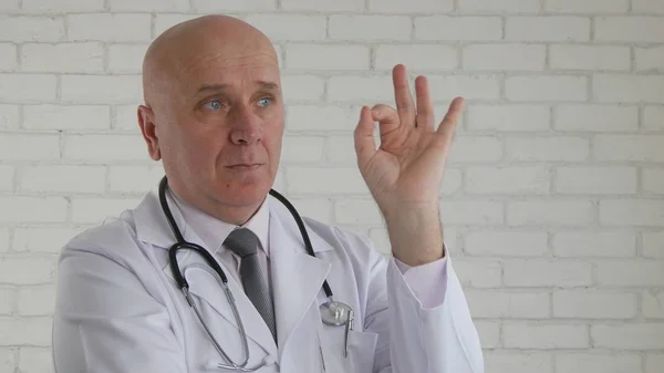 Серьезный врач сделать хорошо Жесты руки хороший знак работы — стоковое фото