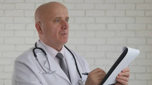 Ο γιατρός ακούει ένας ασθενής και να γράψει μια ιατρική συνταγή — Φωτογραφία Αρχείου