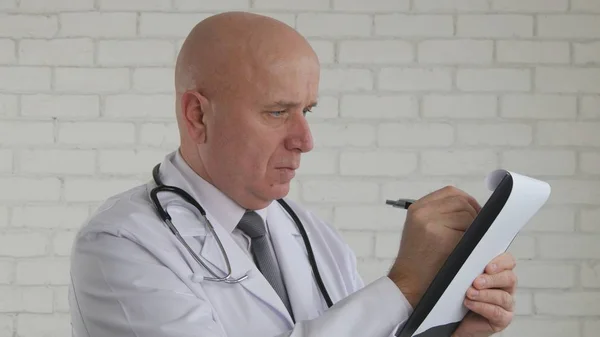 Imagem com o doutor no hospital que escreve uma receita médica — Fotografia de Stock