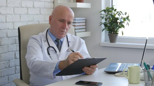 Doktor uzman tıbbi reçete yazma hastane odasında — Stok fotoğraf