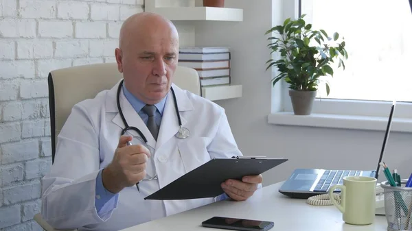 Médico en la oficina del hospital Comience a escribir una receta médica — Foto de Stock