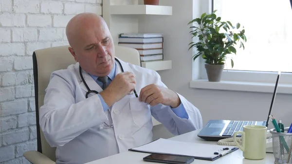 Image du médecin dans le bureau de l'hôpital prenant un stylo de poche uniforme — Photo