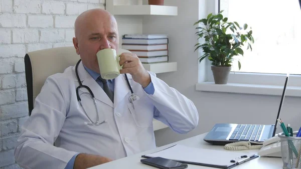 Nyugodt orvos Office szobában, ivott egy kávét — Stock Fotó
