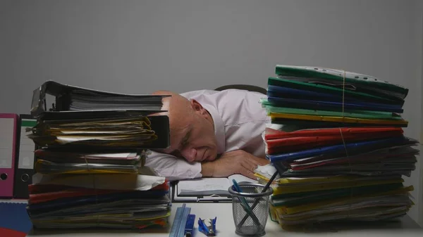 疲倦的商人在会计档案睡觉在工作 — 图库照片