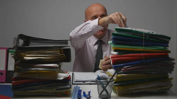 Empresario en sala de oficina Comer y verificar documentos de archivo —  Fotos de Stock