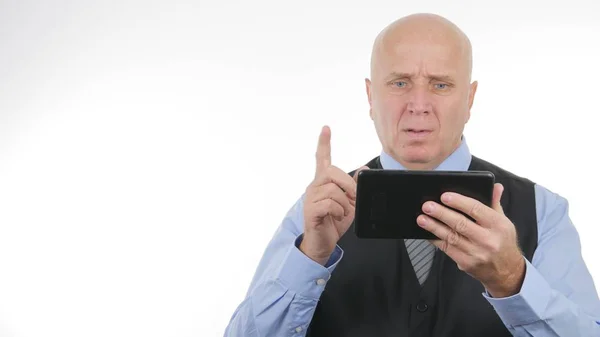 Расстроенный бизнесмен прочитал планшет онлайн Новости Жесты нервной — стоковое фото