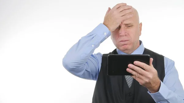 Aufgebrachter Geschäftsmann liest schlechte Nachrichten auf Tablet und macht nervöse Handgesten — Stockfoto