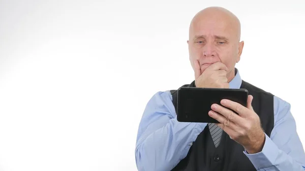 Orolig affärsman läsa dåliga nyheter på tablett gör nervösa gester — Stockfoto