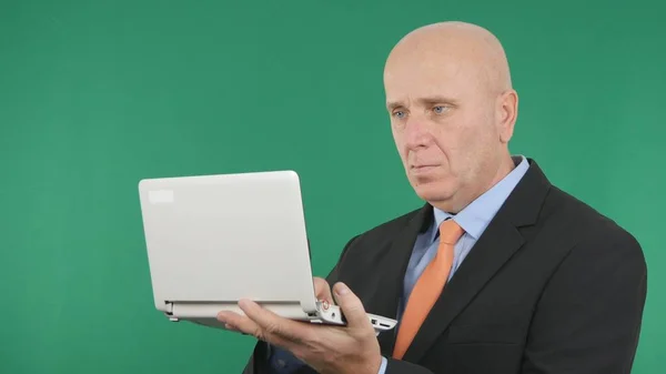 Empresario confiable que trabaja con la pantalla verde del ordenador portátil en el fondo —  Fotos de Stock