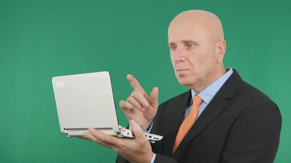 Geschäftsmann Bild arbeitet mit einem Laptop und gestikuliert mit dem Finger zeigen — Stockfoto