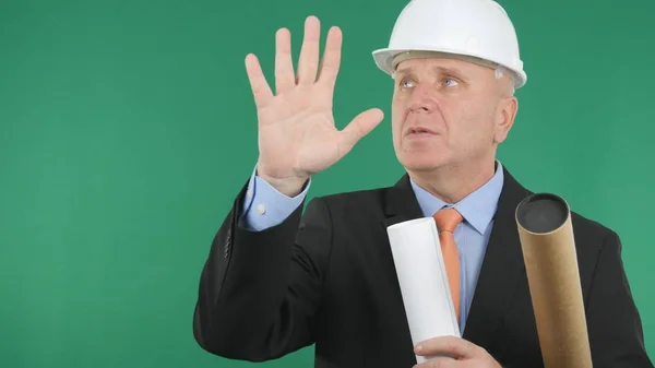 Selbstbewusster Ingenieur mit Plänen in der Hand gestikulierend und redend — Stockfoto