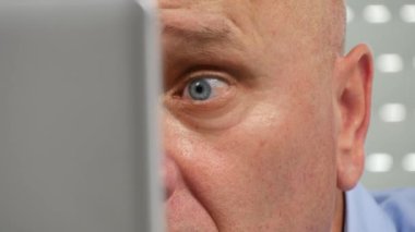 Bilgisayara bakarak sorunlu işadamı şaşkın yüz yakın (Ultra High Definition, Ultrahd, Ultra Hd, Uhd, 4k, 3840 x 2160)