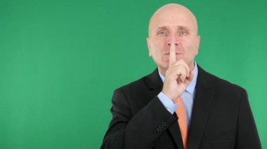 İşadamı sessiz ve olumsuzluk el hareketleri yapmak