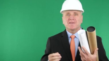 İşadamı kask giyen konuşmak ve el hareketi