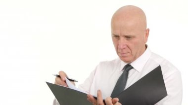 İşadamı yazılı olarak klasör dosyaları almak notlar ve bilgi işareti belgeler