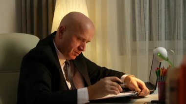 İşadamı Office iş yazma pano içinde Laptop veri Bankası'bilgi girin