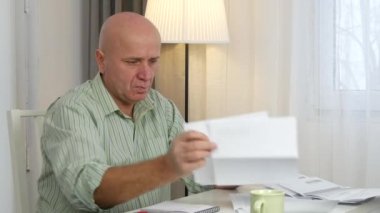 Muhasebe gazetelerde arıyor işadamı kar kullanmak hesap makinesi hesaplamak