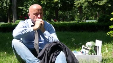 Mutsuz adam onun iş kalmak hayal kırıklığına--dan ateş ve taze su içmek