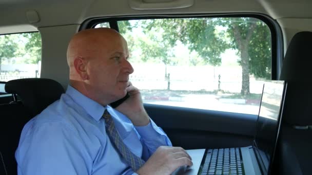 비즈니스 태블릿 노트북 자동차 좌석에 실업가 — 비디오
