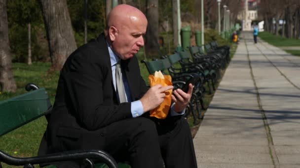 Trabajo Empresario Pausa Disfrute Sandwich Noticias Búsqueda Usando Teléfono Celular — Vídeos de Stock