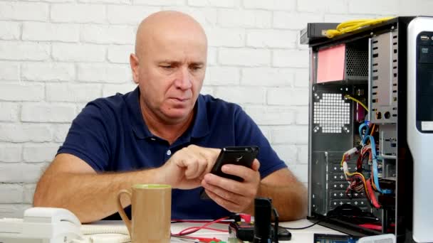 Técnico Manutenção Computador Usar Emails Touchscreen Móvel Enviar Receber — Vídeo de Stock