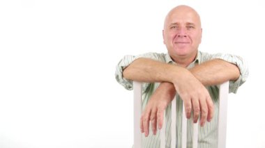 İşadamı rahat bekleyin ve kamera memnun görüşmek gülümsemek