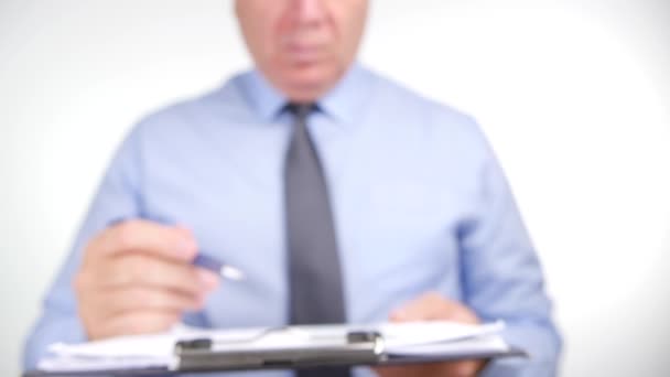 Бизнесмен Пишет Буфер Обмена Ручкой Показывает Крупным Планом Диаграммой — стоковое видео