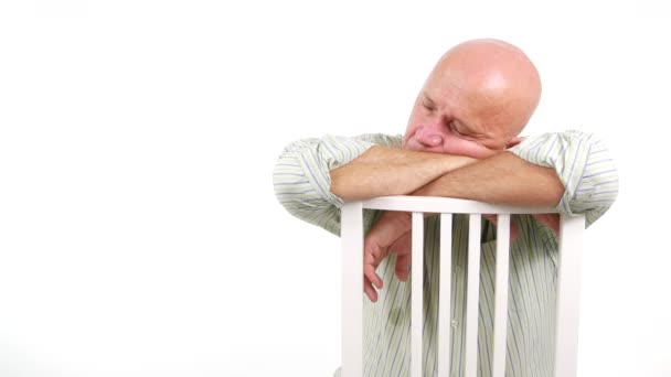 Hombre Durmiendo Una Silla Despierta Repente Mira Alrededor Asustado — Vídeos de Stock