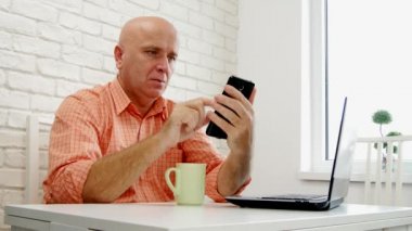İşadamı evde Office kullanım cep telefonu Internet bağlantısı e-postaları okumak.