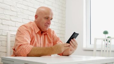 Bir sandalyede oturan işadamı okumak iyi haber yapmak zafer el hareketleri (Ultra High Definition, Ultrahd, Ultra Hd, Uhd, 4k, 3840 x 2160)