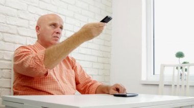 Kızılötesi Uzaktan kumandalı TV kanalları değiştirme adam rahat (Ultra High Definition, Ultrahd, Ultra Hd, Uhd, 4k, 3840 x 2160)