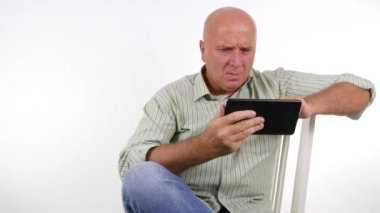 Tahriş olmuş işadamının umutsuz kullanım dokunmatik Tablet kötü iletilerini okuma el hareketi