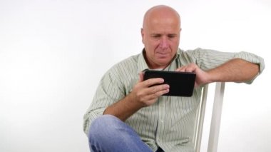 Hevesli işadamı mutlu kullanım dokunmatik Tablet okuma e-posta iyi haber el hareketi