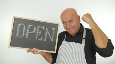 Yavaş hareket gösteren zafer işareti mağaza açılış eller sahibi eller heyecanlı