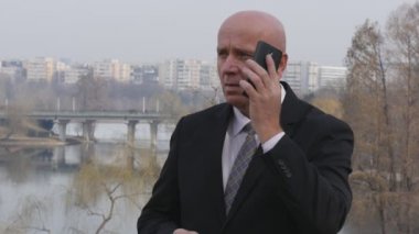 Yavaş hareket mobil el hareketi hayal kırıklığına dış konuşan işadamı ile